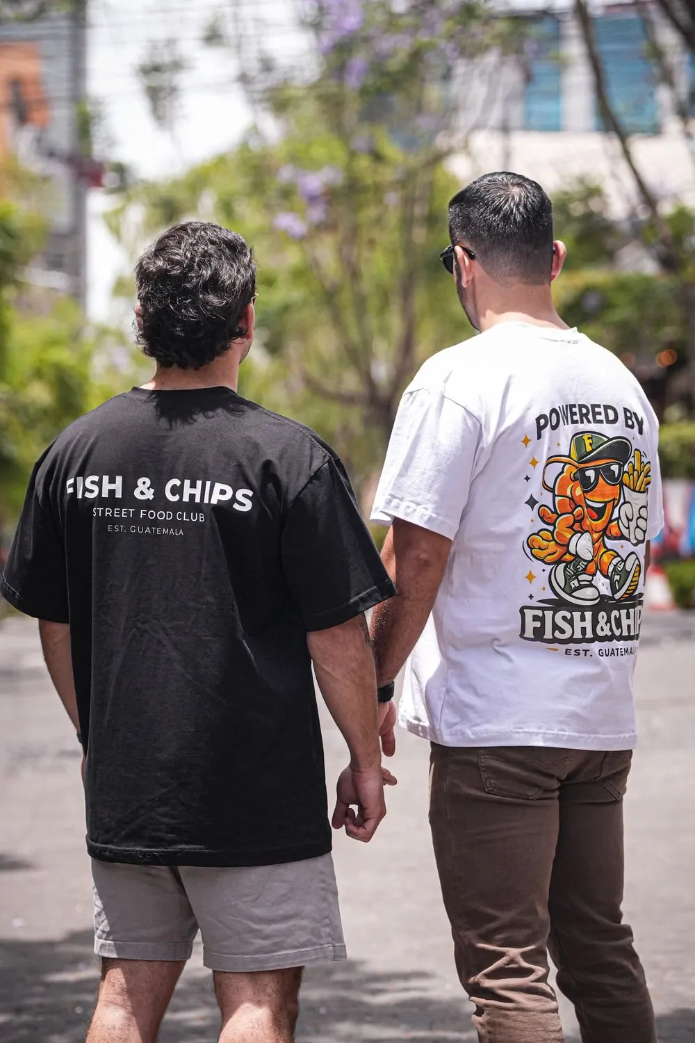 Camisetas Fish & Chips negra y blanca, vistas de espalda
